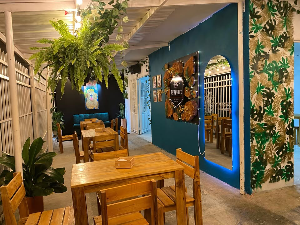 Mesas y decoración interior del restaurante